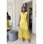 Traje de gala combinado con un bolso