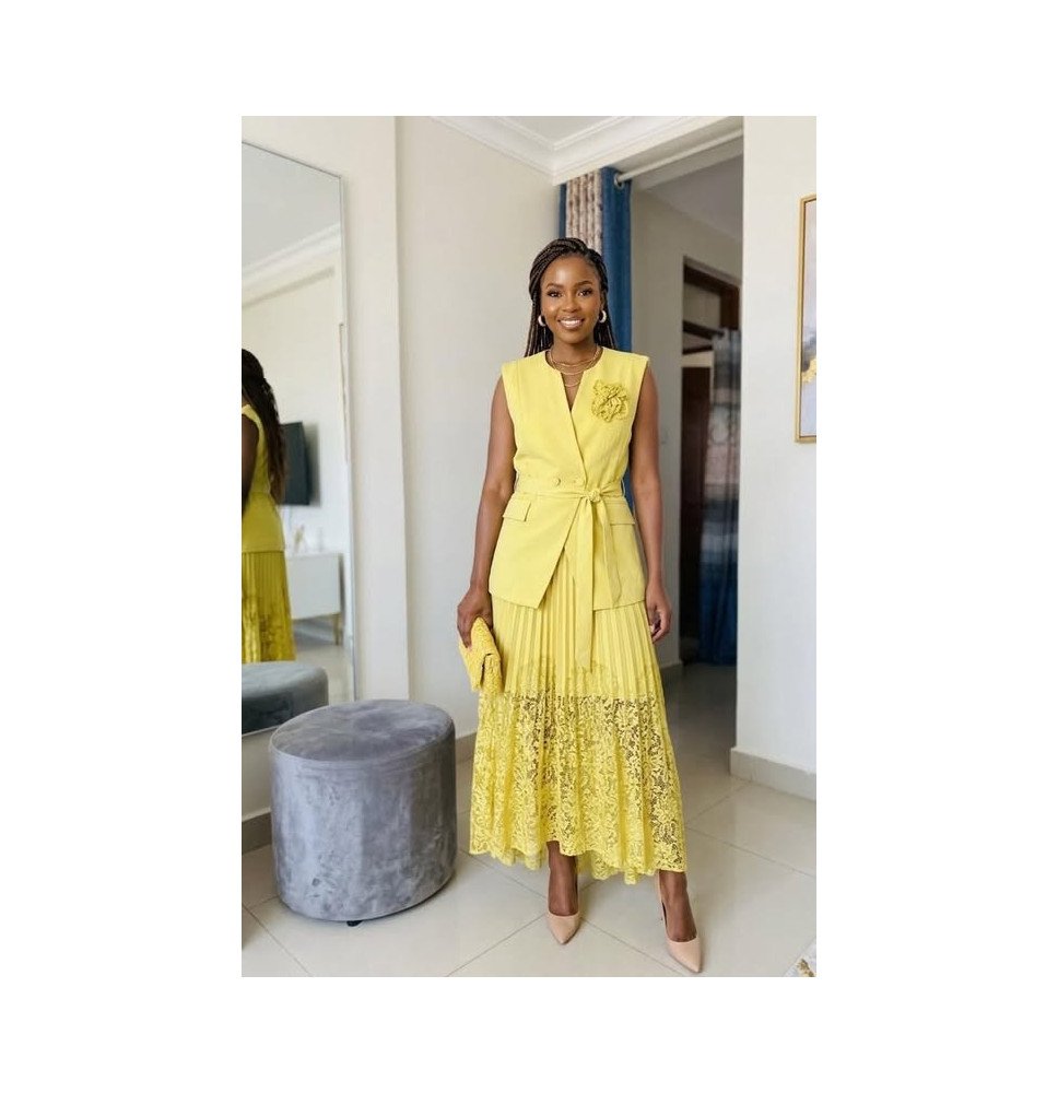 Traje de gala combinado con un bolso